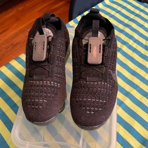 SOLD….Nike Air Vapormax Flyntknit Sneakers 4Y